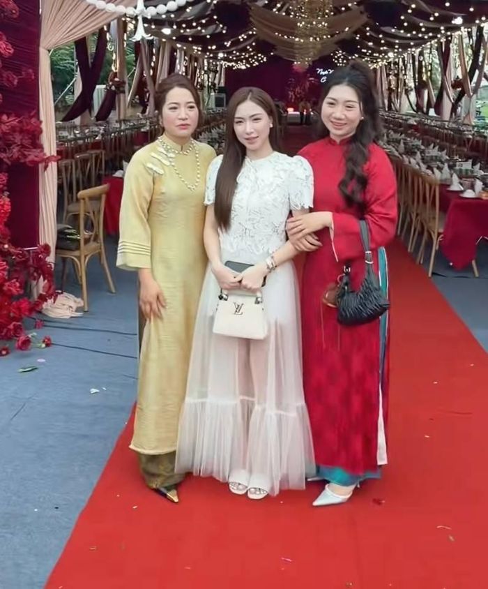  Hòa Minzy xuất hiện ở hôn lễ em gái Văn Toàn. Ảnh: Quý Rau/TikTok. 