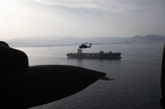  Trực thăng tấn công AH-64 Apache đã thực hiện những chuyến bay trên eo biển Hormuz trong ngày hôm nay nhằm "hỗ trợ tự do hàng hải". Ảnh: Quân đội Mỹ. 
