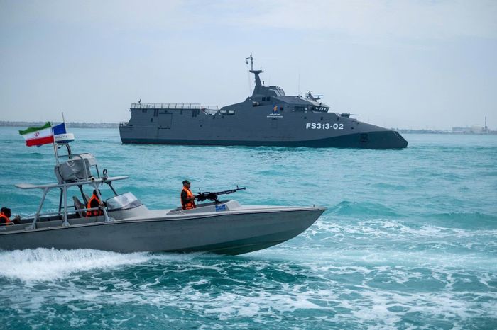 Một tàu cao tốc của Lực lượng Vệ binh Cách mạng Hồi giáo Iran (IRGC) và một tàu hải quân hoạt động tại Vịnh Ba Tư hồi năm 2024. Ảnh: New York Times. 