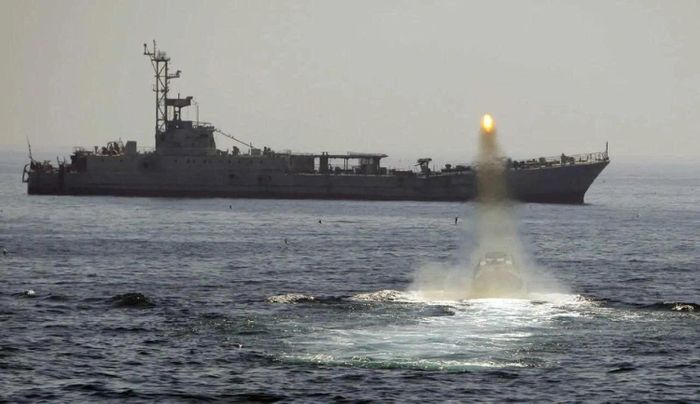  Tàu chiến và tàu cao tốc của Iran tham gia một cuộc diễn tập hải quân tại Vịnh Ả Rập và eo biển Hormuz. Ảnh: Reuters. 