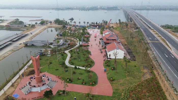 Trên QL1, phía bờ bắc sông Gianh là di tích lịch sử quốc gia đặc biệt, Bến phà Gianh 2 vừa được đầu tư tôn tạo bằng nguồn xã hội hóa. Ảnh: Báo Thanh Niên
