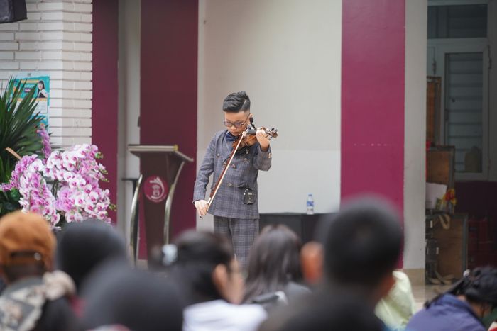 Lý Thành Anh Kiệt trình diễn violin tại một sự kiện âm nhạc.