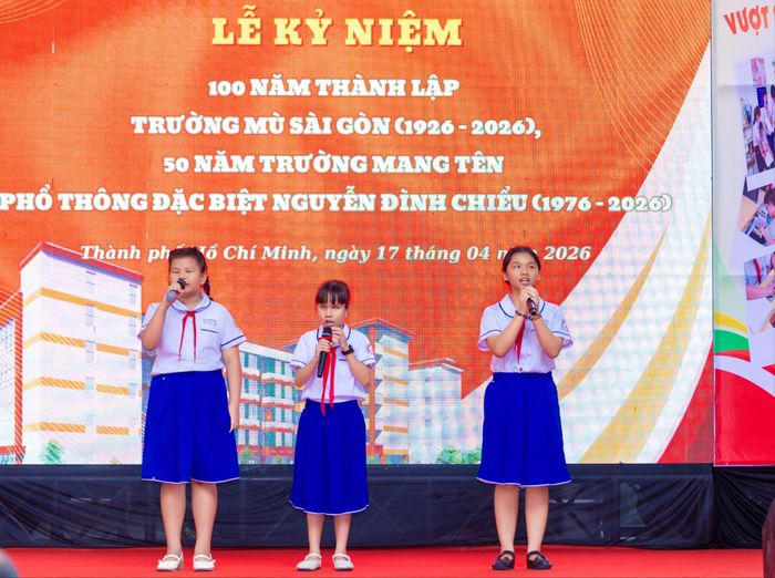  Tiết mục văn nghệ do học sinh của trường trình bày 