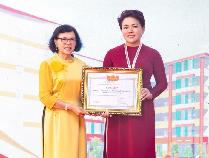  Bà Đặng Huỳnh Mai, nguyên Thứ trưởng Bộ GD-ĐT, Chủ tịch Liên hiệp Hội người khuyết tật Việt Nam, trao bằng khen cho lãnh đạo Trường phổ thông đặc biệt Nguyễn Đình Chiểu 