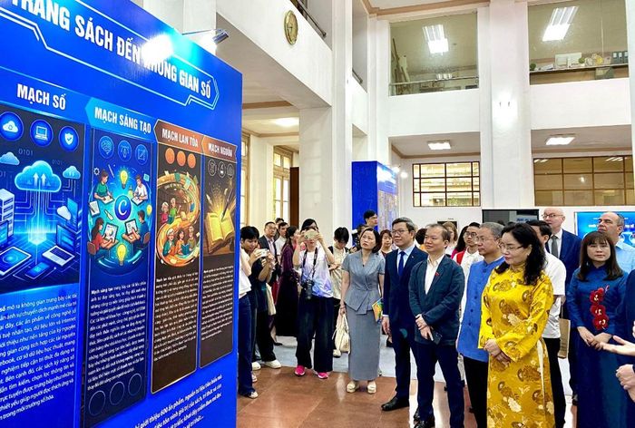 Công chúng tham quan triển lãm “Từ trang sách đến không gian số” trong khuôn khổ sự kiện. Ảnh: Trần Phương