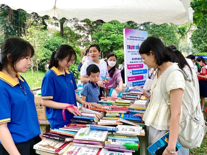 Không gian “Trạm đổi sách” thu hút sự quan tâm của nhiều bạn trẻ. Ảnh: Trần Phương