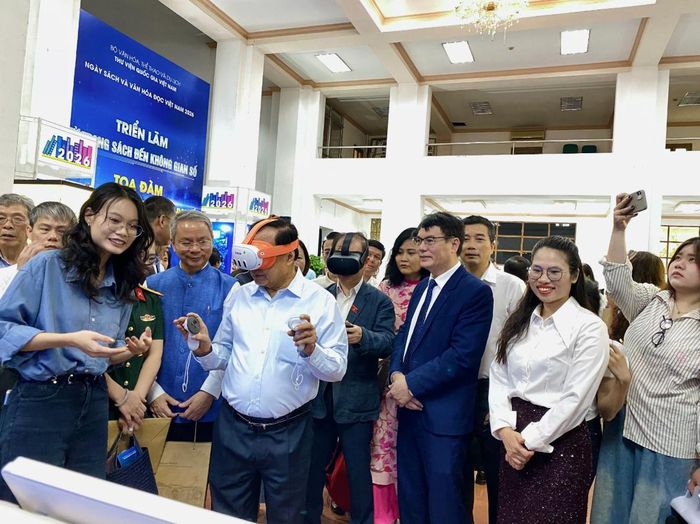 Người dân hào hứng khám phá thế giới tri thức qua lăng kính công nghệ tại sự kiện. Ảnh: Trần Phương