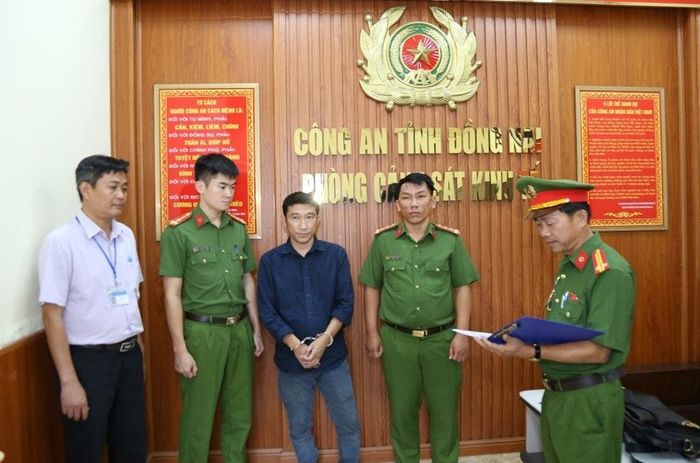 Cơ quan Cảnh sát điều tra thi hành lệnh bắt bị can Phan Văn Lợi để tạm giam - Ảnh: Công an tỉnh Đồng Nai.