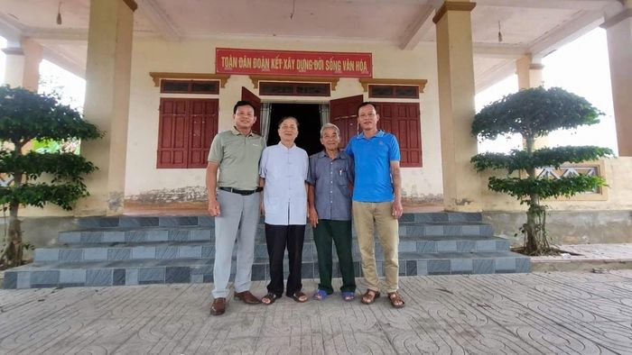 Nhà báo Hữu Dật (thứ 2 từ phải qua) thăm ngôi nhà kiểu mẫu - nông thôn mới xã Đức Đồng, Hà Tĩnh (3/2026)