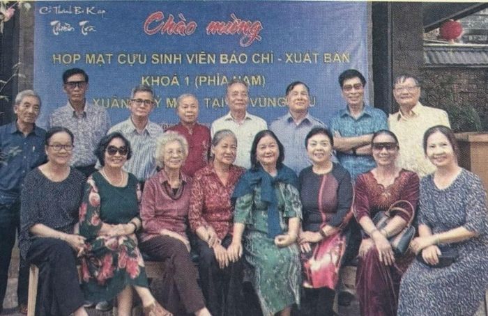 Nhà báo Hữu Dật, ngoài cùng bìa trái, năm 2024 tham dự họp lớp Cựu sinh viên Đại học BC - XB khóa 1 (1969-1973)