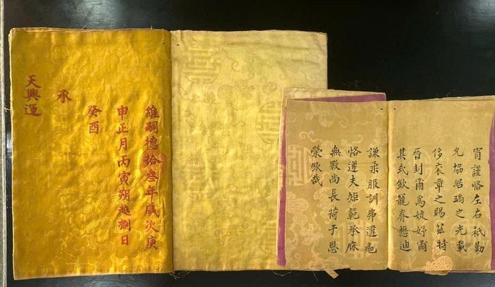 Một số tài liệu quý về triều Nguyễn tại triển lãm “Chuyện kể từ những trang cổ thư”. Ảnh: TCSH