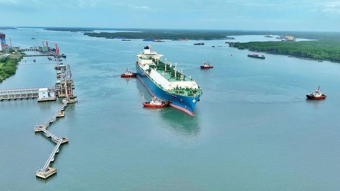 Việc đa dạng hóa nguồn cung, xây dựng các hợp đồng dài hạn linh hoạt và đầu tư hạ tầng dự trữ sẽ giúp giảm thiểu rủi ro trước biến động thị trường. Trong ảnh là tàu nhập LNG tại Kho cảng LNG Thị Vải.