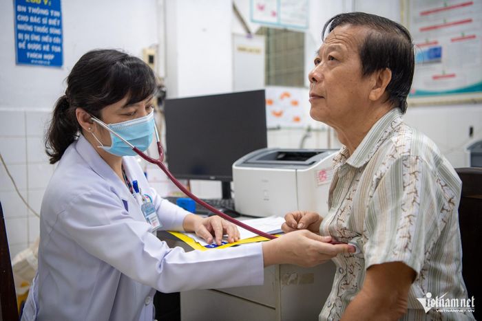 Người dân được khám sức khỏe miễn phí trong ngày 17/4. Ảnh: Nguyễn Huế