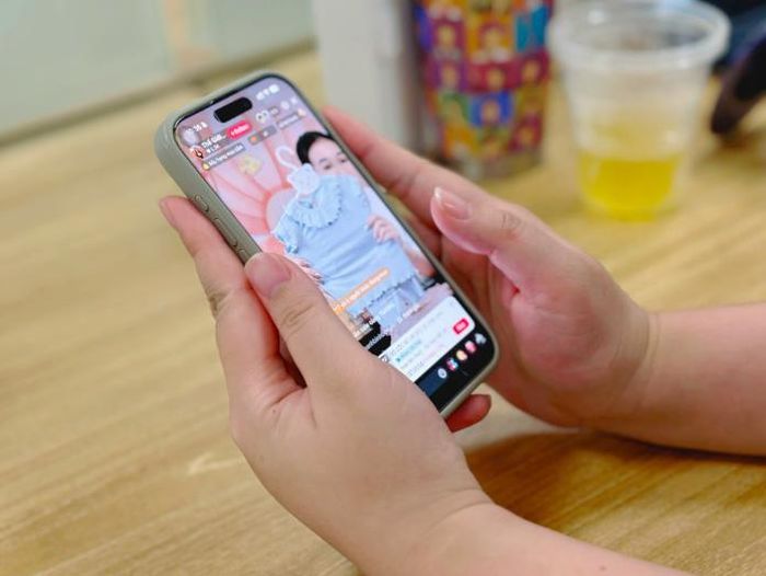Tôi tìm thấy niềm vui trong khoảng thời gian lướt điện thoại, xem livestream mua sắm. Ảnh minh họa