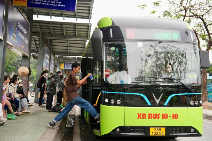 Việc đưa xe buýt điện vào khai thác góp phần giảm ô nhiễm không khí, hướng tới giao thông xanh tại Thủ đô. Ảnh: H.N.
