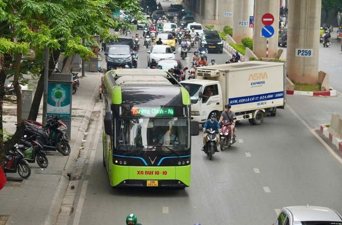 Xe buýt điện tuyến 16 vận hành êm ái trên đường phố Hà Nội, không phát thải khói bụi. Ảnh: H.N.