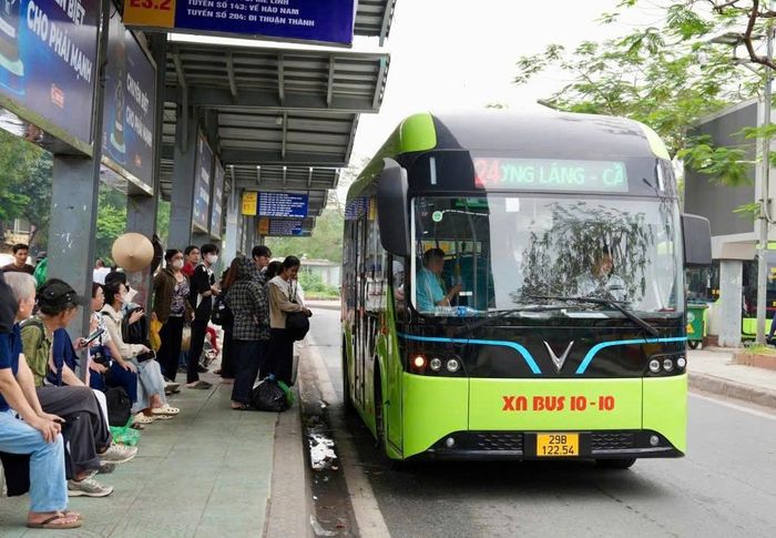 Theo kế hoạch, đến hết ngày 30/4 tới, Hà Nội sẽ tiếp tục đưa thêm 122 xe buýt điện vào vận hành trên 8 tuyến. Ảnh: H.N.