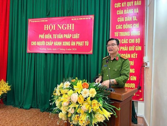 Thượng tá Nguyễn Văn Quốc – Phó Trưởng phòng Cảnh sát Thi hành án hình sự và Hỗ trợ tư pháp, Công an Tp.Cần Thơ, chia sẻ về công tác hỗ trợ tái hòa nhập cộng đồng tại hội nghị.