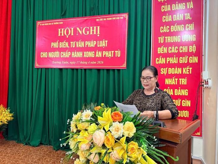 Bà Nguyễn Thúy Hằng, Chủ tịch Hội Luật gia Tp.Cần Thơ phát biểu tại hội nghị.