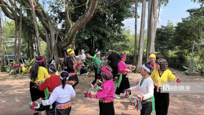 Đồng bào dân tộc Mường xã Vân Hòa, huyện Ba Vì cùng du khách múa những với những điệu múa uyển chuyển, đậm đà bản sắc văn hóa (Ảnh: Kim Thoa).