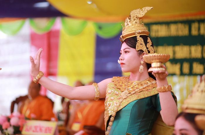 Các vũ công múa Apsara thường sử dụng những cử chỉ tay, điệu bộ cơ thể uyển chuyển, duyên dáng, tạo nên nét độc đáo cho nghệ thuật truyền thống của đồng bào Khmer.