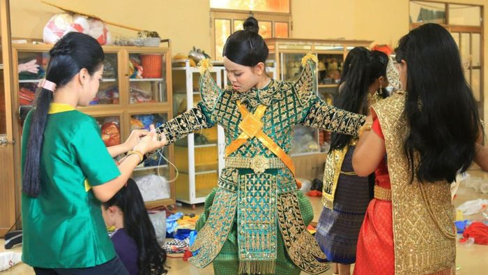 Trang phục múa được thiết kế cầu kỳ, tỉ mỉ trong từng chi tiết, nên các vũ công cần sự hỗ trợ để hoàn thiện trước khi bước lên sân khấu.