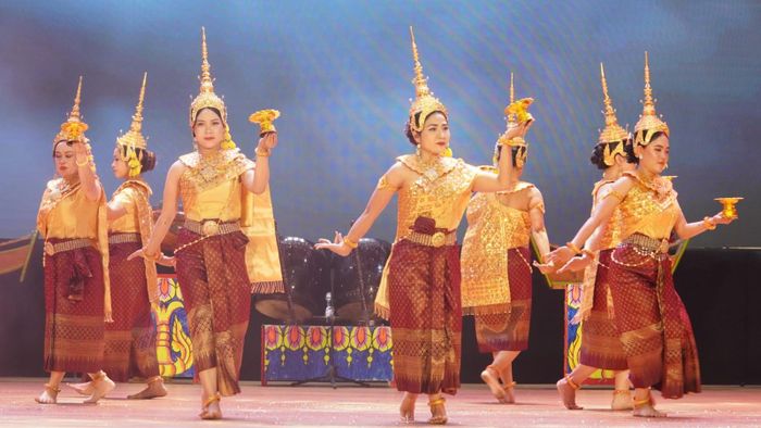 Những điệu múa Apsara vẫn uyển chuyển trong nhịp sống hiện đại, như dòng chảy bền bỉ của văn hóa Khmer.