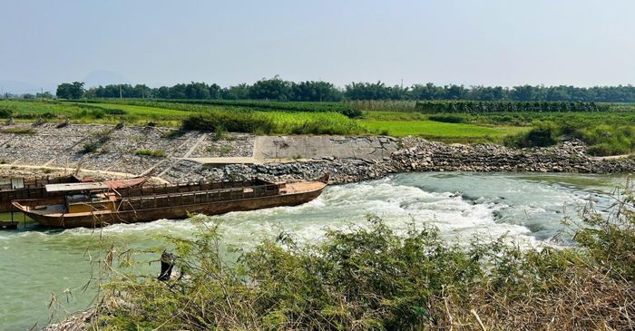 Tuyến đập tạm ngăn sông Quảng Huế vẫn chưa được gia cố và đắp cao thêm nên gây chênh lệch mực nước lớn ở hạ lưu sông Vu Gia. Ảnh: HOÀNG HIỆP