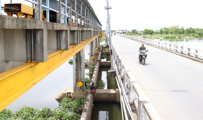 Công trình đập ngăn mặn Duy Thành đang được vận hành để giữ nguồn nước ngọt lại tại thượng lưu. Ảnh: HOÀNG HIỆP