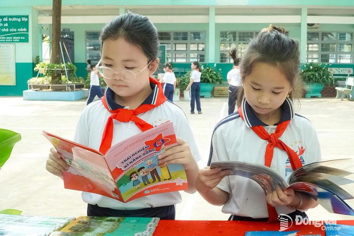Học sinh Trường Tiểu học Bình Đa (phường Tam Hiệp) đọc sách trong giờ ra chơi. Ảnh: Hải Yến