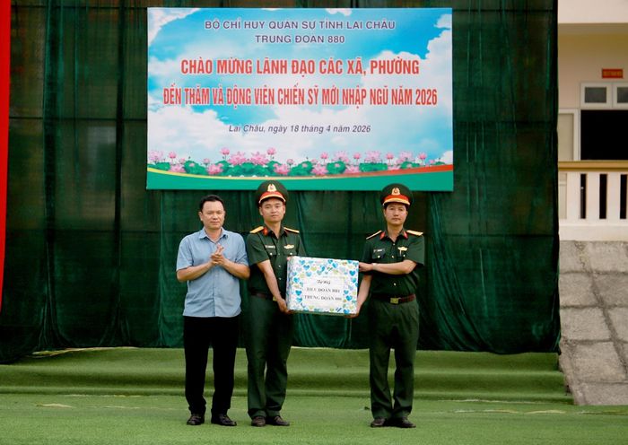 Lãnh đạo xã Khoen On tặng quà cho Tiểu đoàn Bộ binh 1, Trung đoàn 880, Bộ CHQS tỉnh. 