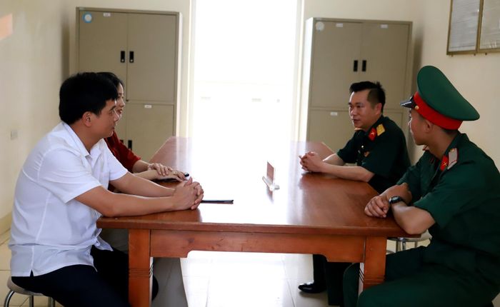 Lãnh đạo xã Mường Kim thăm hỏi đời sống, sinh hoạt của chiến sĩ mới.