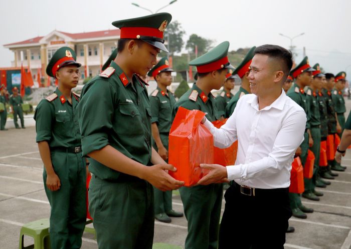 Lãnh đạo xã Mường Khoa tặng quà cho chiến sĩ mới. 