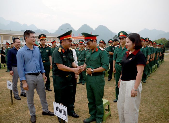 Đại tá Trần Thanh Bình - Phó Chính ủy Bộ CHQS tỉnh và lãnh đạo các xã thăm hỏi, động viên chiến sĩ mới. 