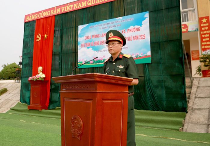Lãnh đạo Trung đoàn 880 (Bộ CHQS tỉnh) báo cáo công tác tiếp nhận và huấn luyện chiến sĩ mới. 