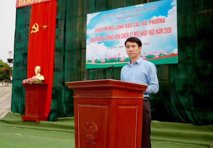 Đồng chí Đặng Việt Hưng - Phó Chủ tịch UBND phường Đoàn Kết phát biểu, động viên chiến sĩ mới. 