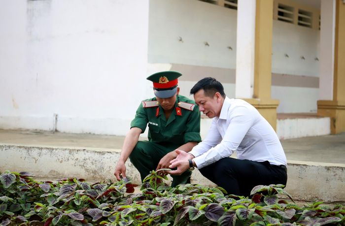 Lãnh đạo xã Mường Than kiểm tra tình hình tăng gia sản xuất của chiến sĩ mới tại Tiểu đoàn Bộ binh 1, Trung đoàn 880.