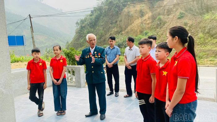 Cựu chiến binh Hoàng Minh Trung chia sẻ với các học sinh về ý nghĩa của Bia di tích trận đánh Đèo Din.