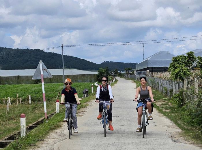 Đạp xe xuyên rừng và những thôn, bản để du khách có những trải nghiệm thực tế về đời sống người dân