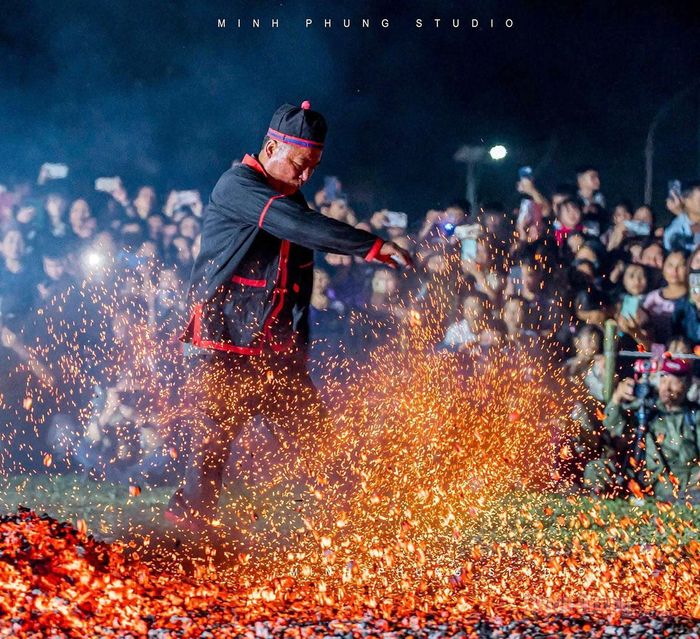 Lễ hội nhảy lửa dân tộc Pà Thẻn, xã Minh Quang là di sản văn hóa Quốc gia thể hiện đời sống tâm linh huyền bí.