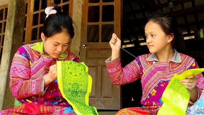 Nghệ thuật trang trí trang phục của người Mông Hoa là di sản văn hóa phi vật thể quốc gia, được trao truyền bền bỉ cho thế hệ trẻ.