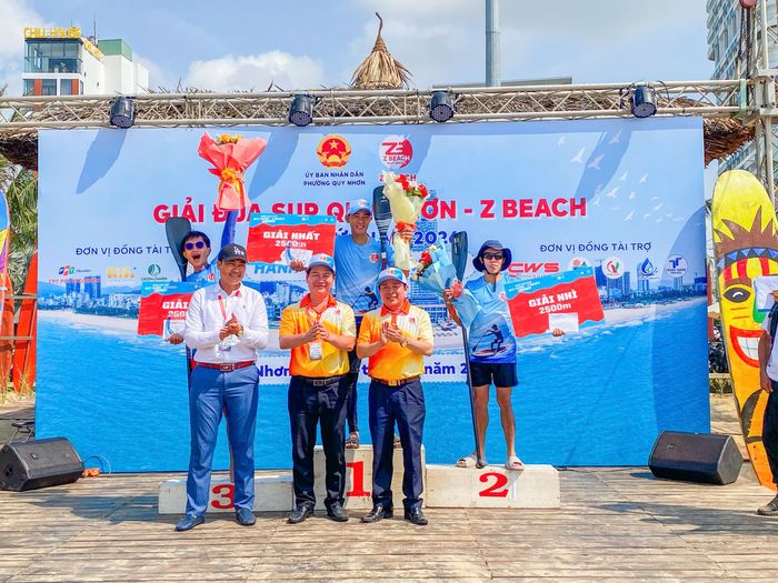 Ban tổ chức trao giải cho các vận động viên đại giải tại cự ly 2.500m.