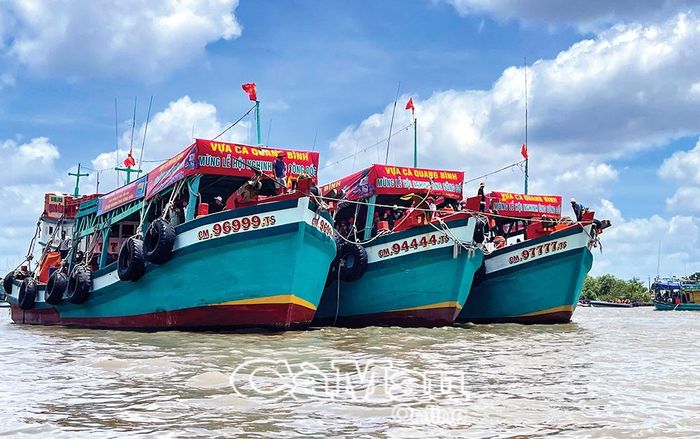 Lễ hội Nginh Ông Sông Ðốc là dịp để ngư dân cầu mưa thuận gió hoà, bội thu trong những chuyến biển.