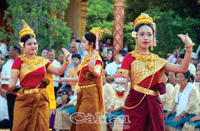 Thiếu nữ Khmer trình diễn điệu múa truyền thống trong dịp lễ Dâng bông.