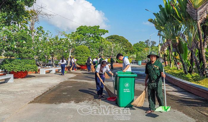 Các cựu chiến binh, đoàn viên thanh niên và học sinh cùng nhau tổng vệ sinh khuôn viên nghĩa trang.
