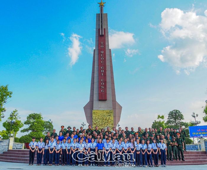 Các CCB, đoàn viên thanh niên và học sinh chụp ảnh lưu niệm nhân chuyến về nguồn ý nghĩa.