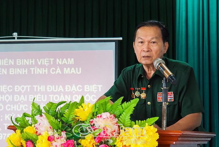 Đại tá Nguyễn Quốc Việt, Trưởng phòng Tuyên giáo - Phong trào, Hội CCB tỉnh, nói chuyện truyền trống với các chiến sĩ mới. 
