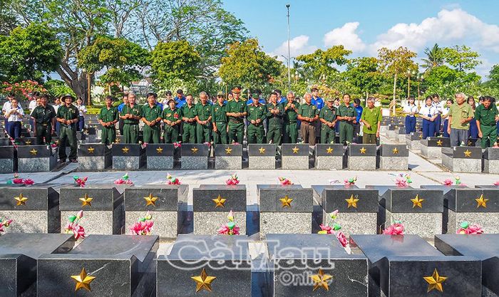 Đoàn dâng hương các phần mộ liệt sĩ.