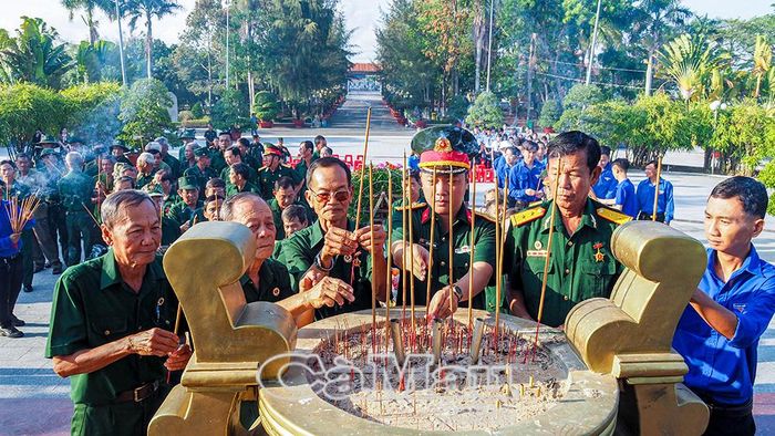 Các cựu chiến binh và đoàn viên thanh niên dâng hương Đài tưởng niệm các anh hùng liệt sĩ.