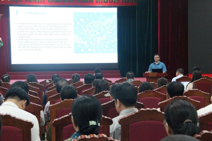 Xã Vĩnh Thanh tập huấn tập huấn ứng dụng AI, nền tảng số cho cán bộ, công chức, viên chức, tổ chuyển đổi số cộng đồng trên địa bàn. Ảnh: TH